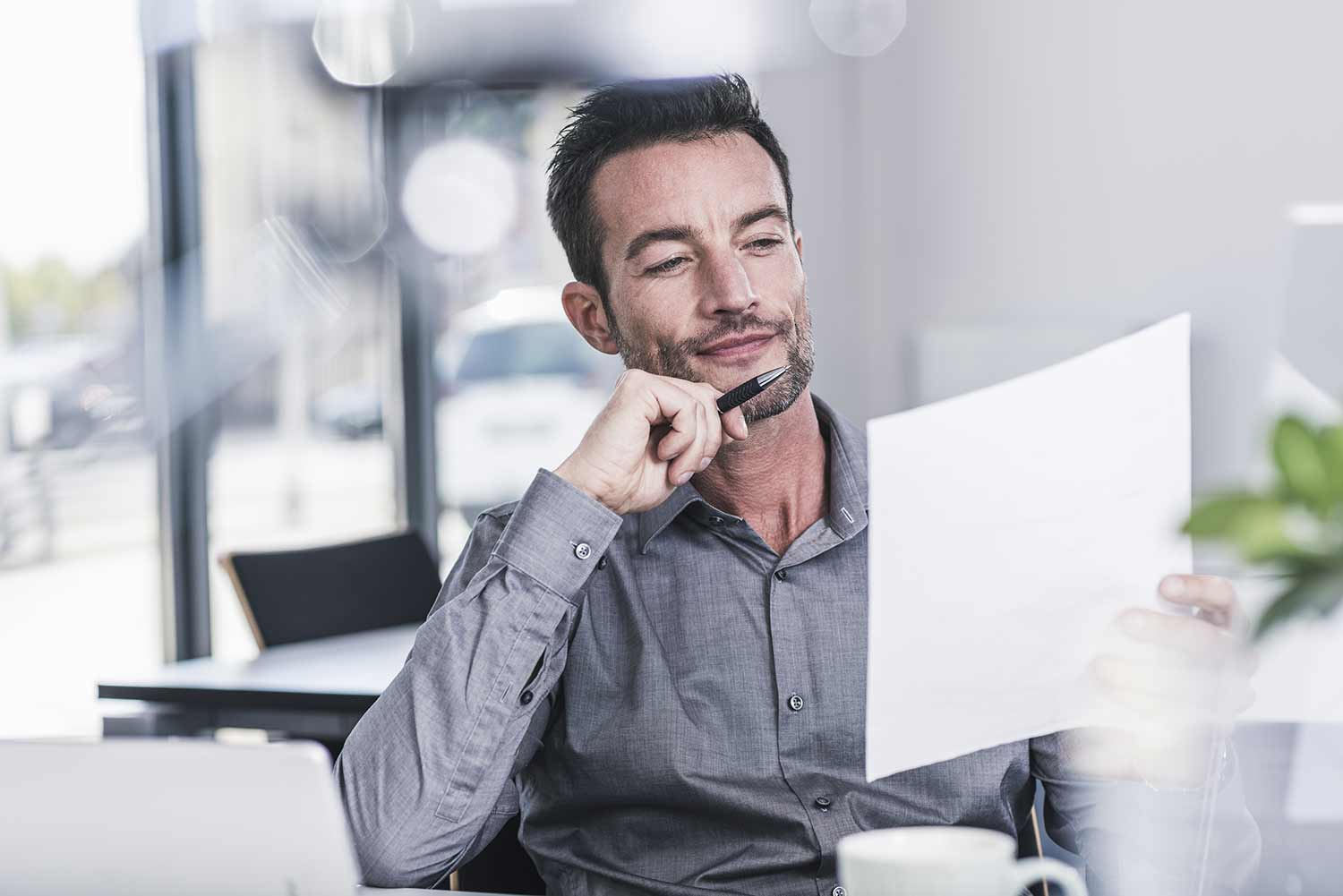 Empresario leyendo una carta comerical